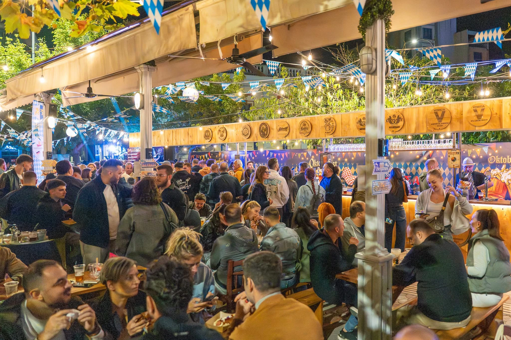 Η φωτισμένη μπάρα και οι παρέες του Beerfestival