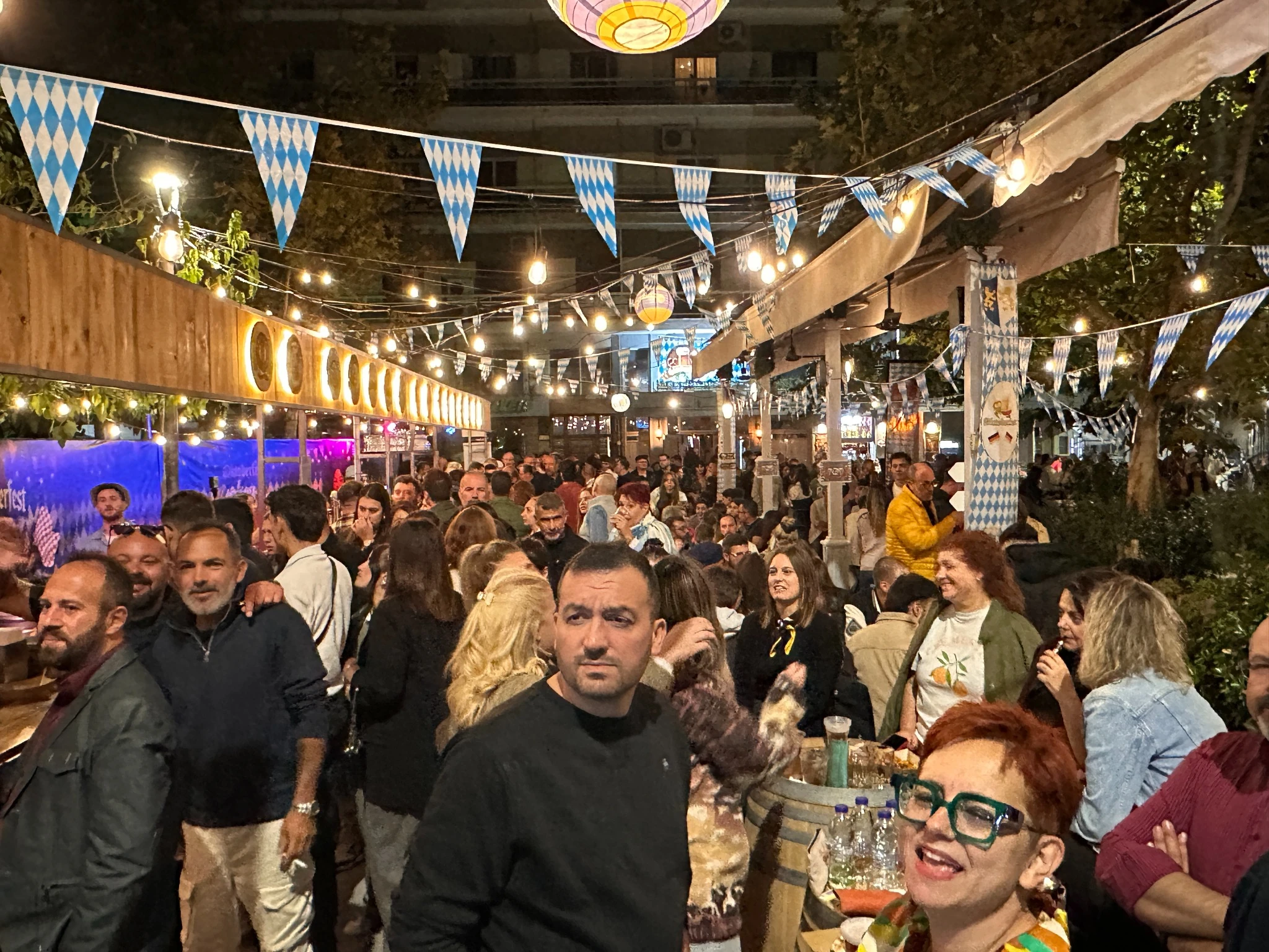 Παρέες κάτω από τα φώτα και τα σημαιάκια