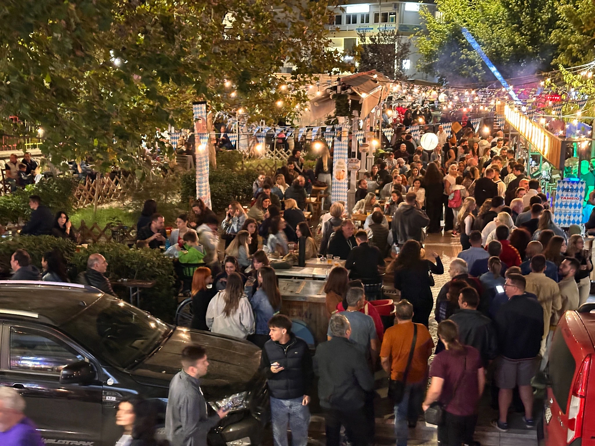 Η πλατεία γεμάτη κόσμο από ψηλά