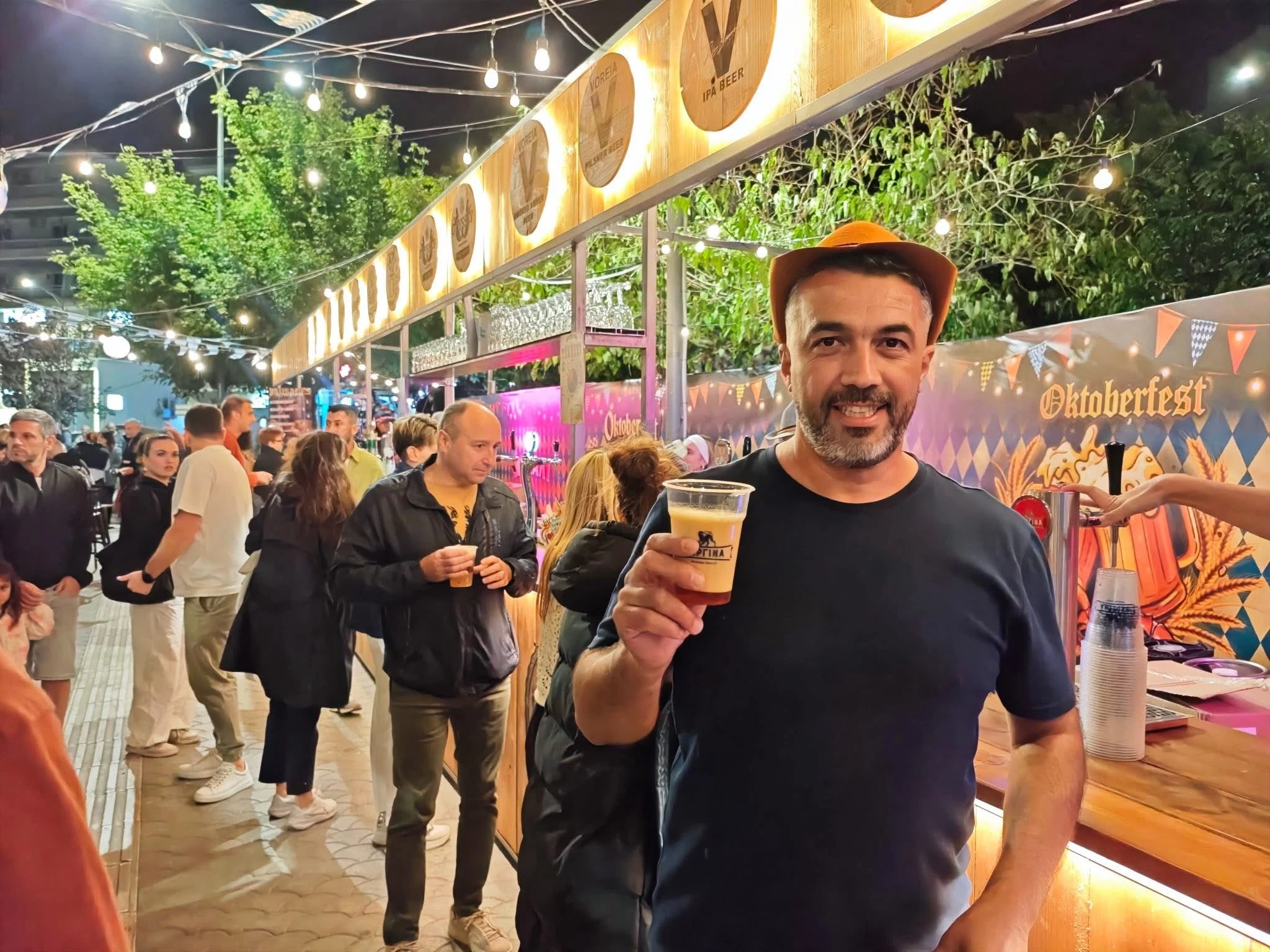 Ένα ποτήρι μπύρας στην υγειά της παρέας
