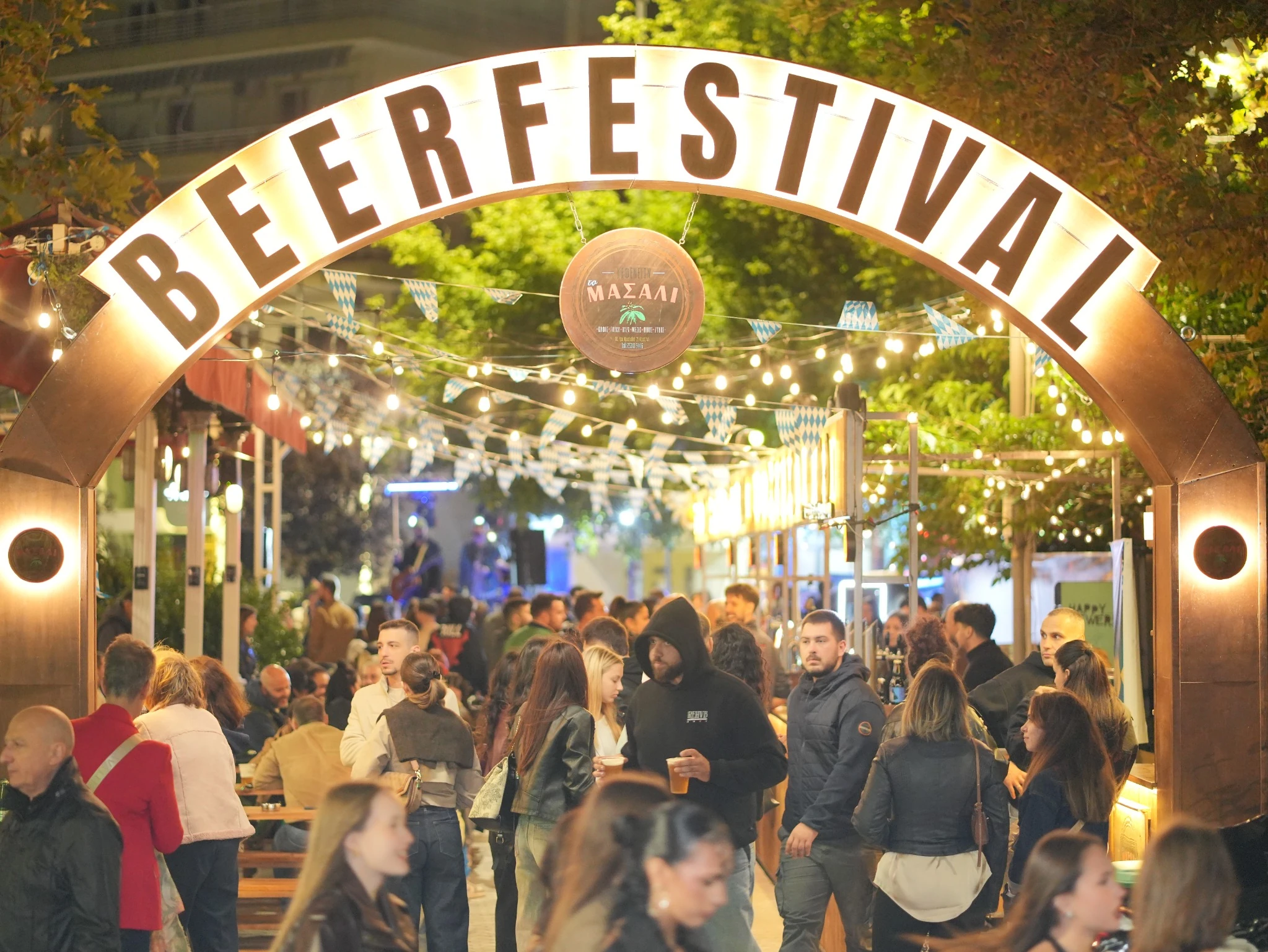Η φωτεινή αψίδα του Beerfestival ανάμεσα στις παρέες