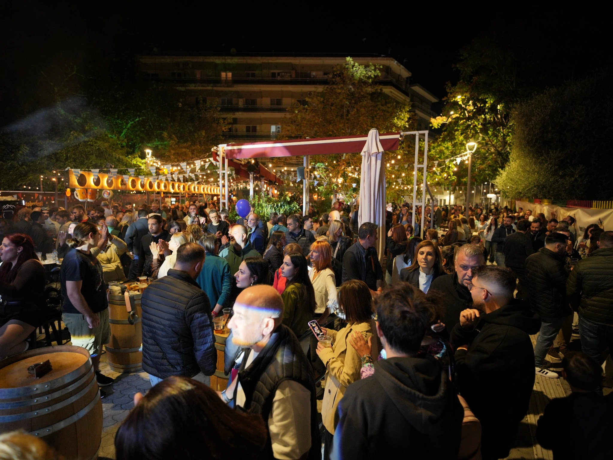 Η πλατεία γεμάτη κόσμο και κουβέντες